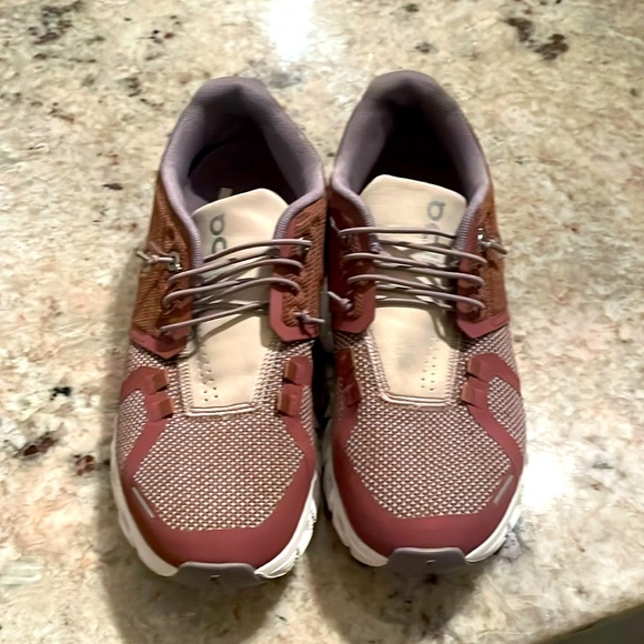 on cloud Shoes - I’m selling these super cute on cloud running shoes for half the price it costed